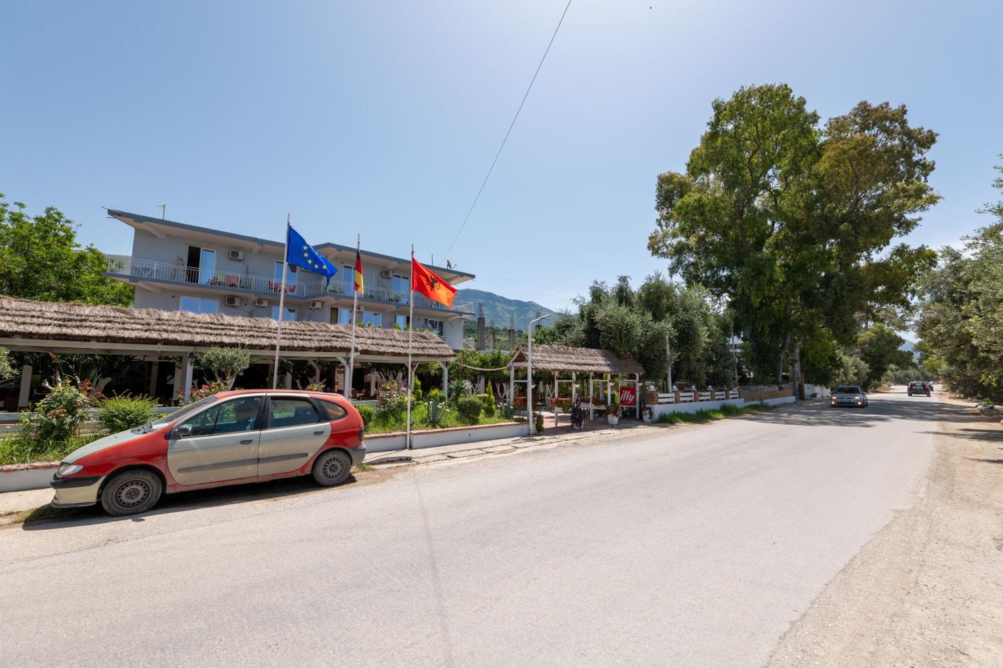 Hotel Nika Radhimë Dış mekan fotoğraf