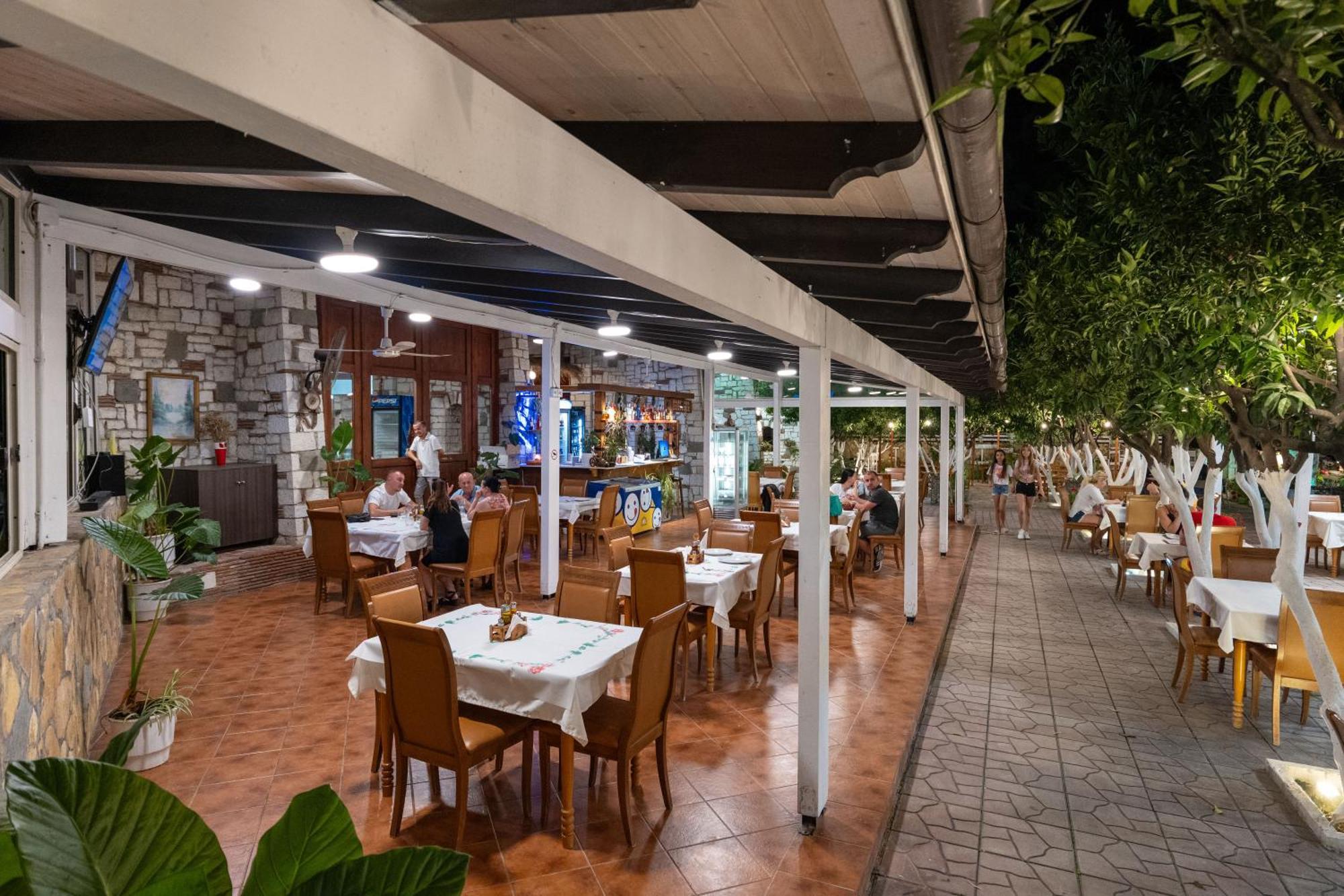 Hotel Nika Radhimë Dış mekan fotoğraf