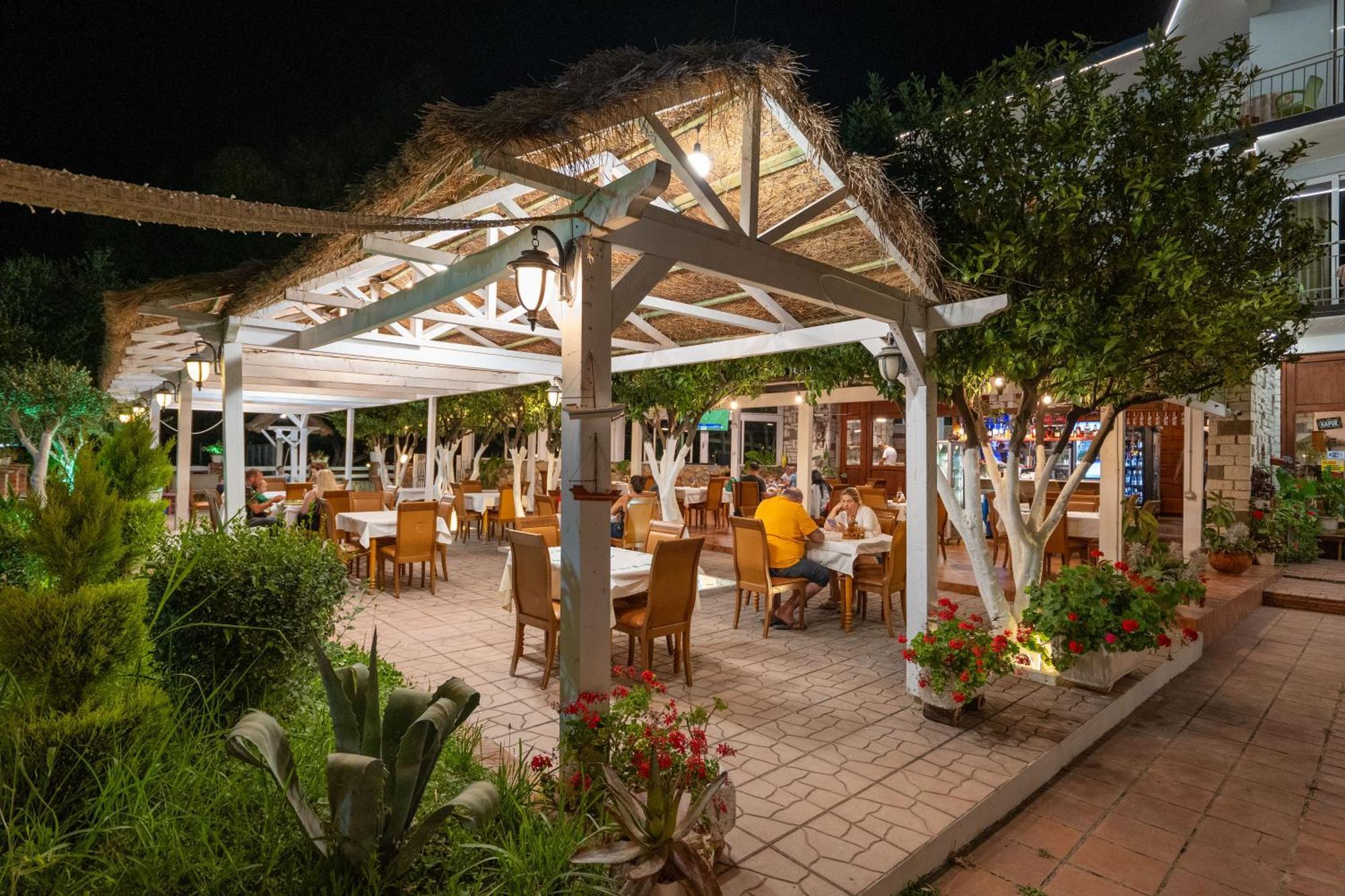 Hotel Nika Radhimë Dış mekan fotoğraf