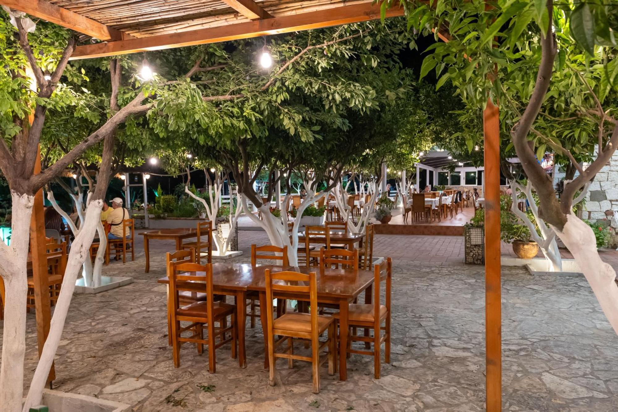 Hotel Nika Radhimë Dış mekan fotoğraf