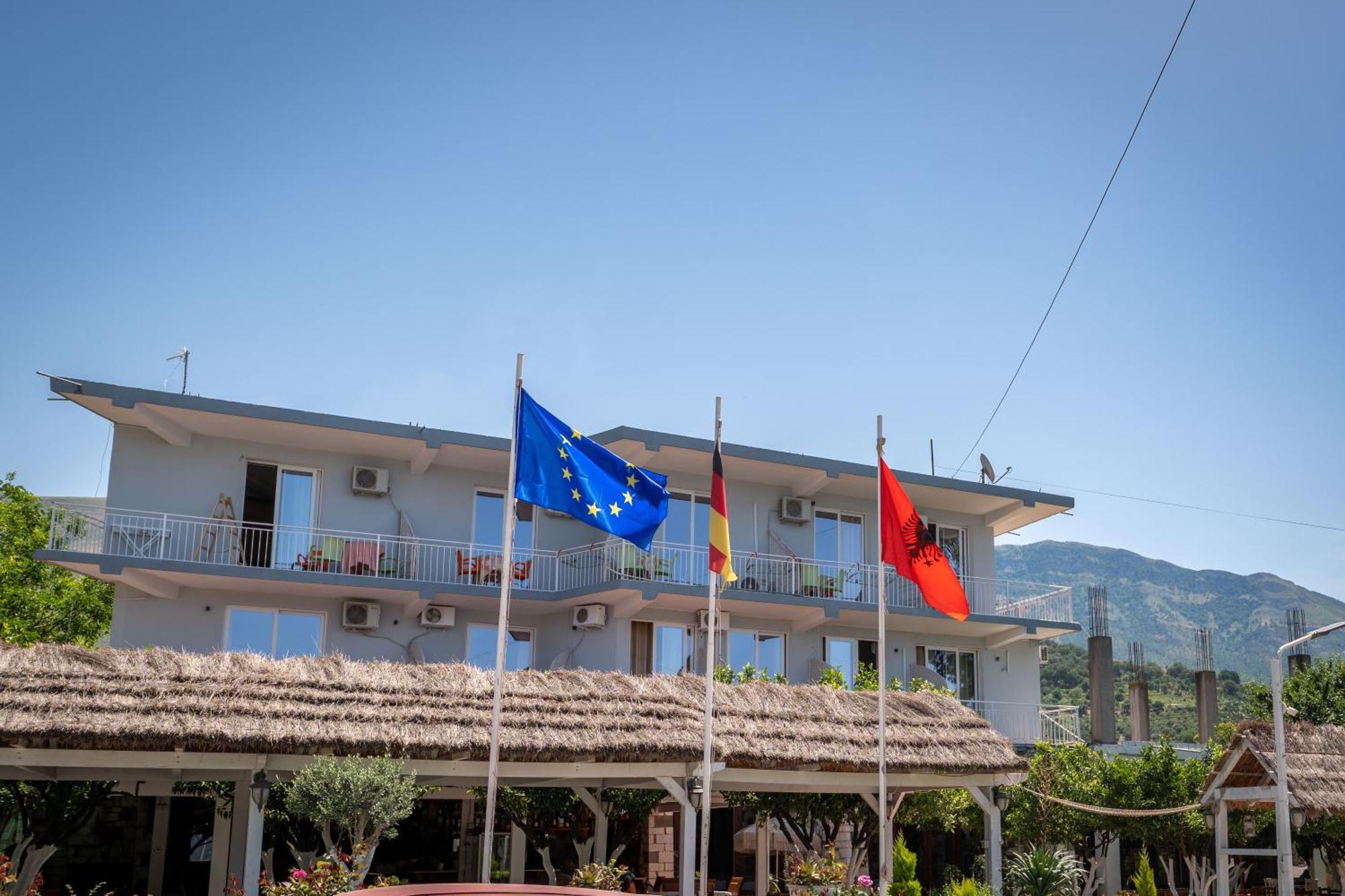 Hotel Nika Radhimë Dış mekan fotoğraf